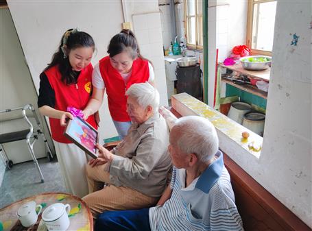 公司团委联合北雀社区开展“留住时光 绽放微笑”公益拍照活动